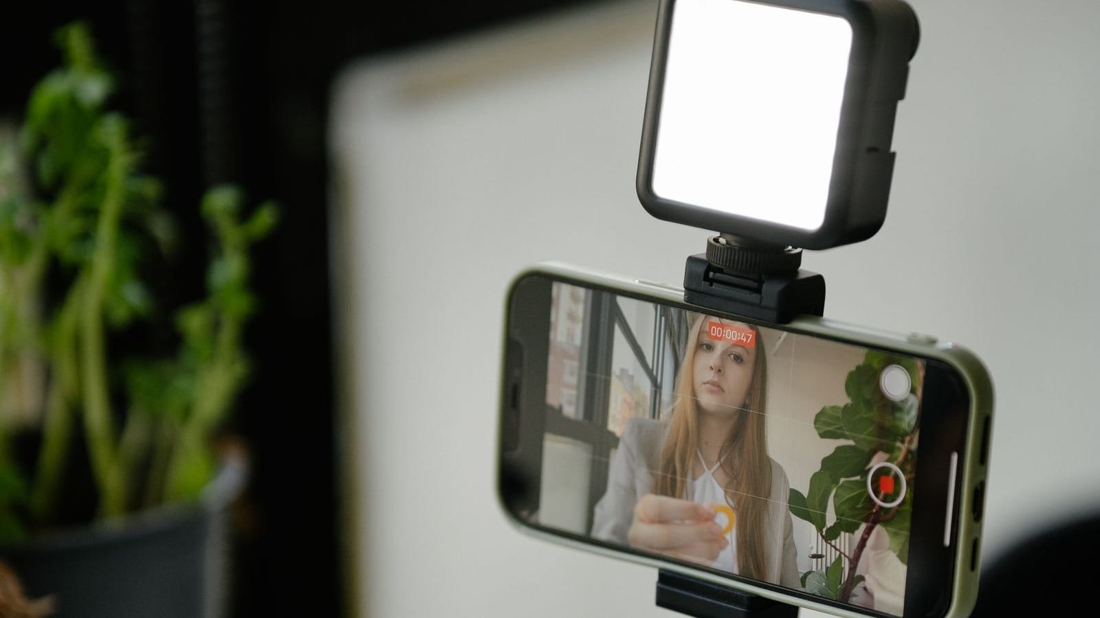Smartphone op een statief met licht, klaar om te filmen
