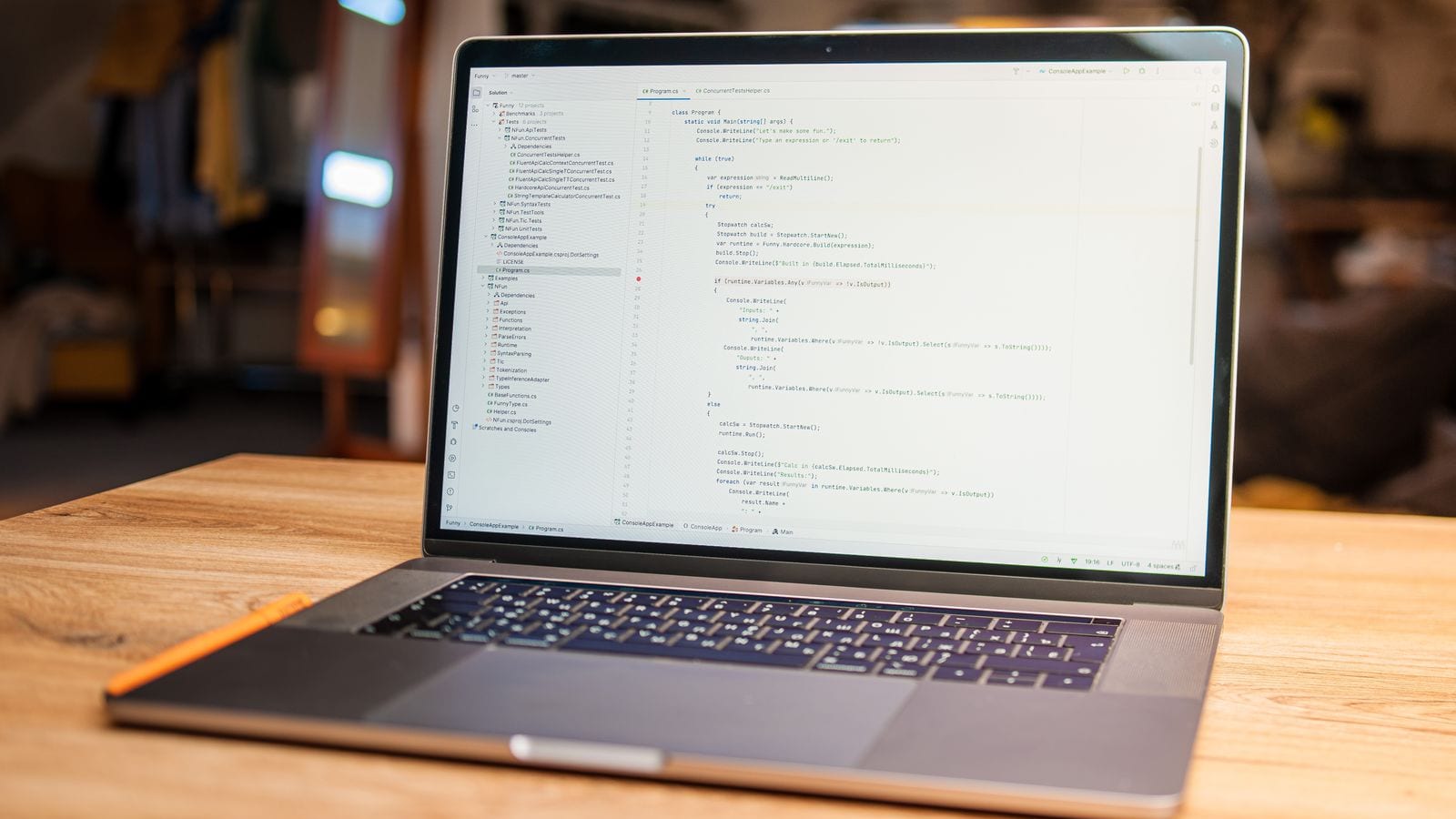 Laptop met code op een houten bureau